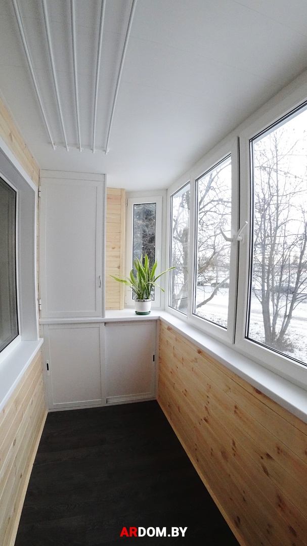 Внутренняя обшивка стен балкона деревянным штилем в Минске