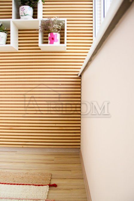 Красивый балкон с отделкой гипсокартоном и покраской (светло-розовые стены)