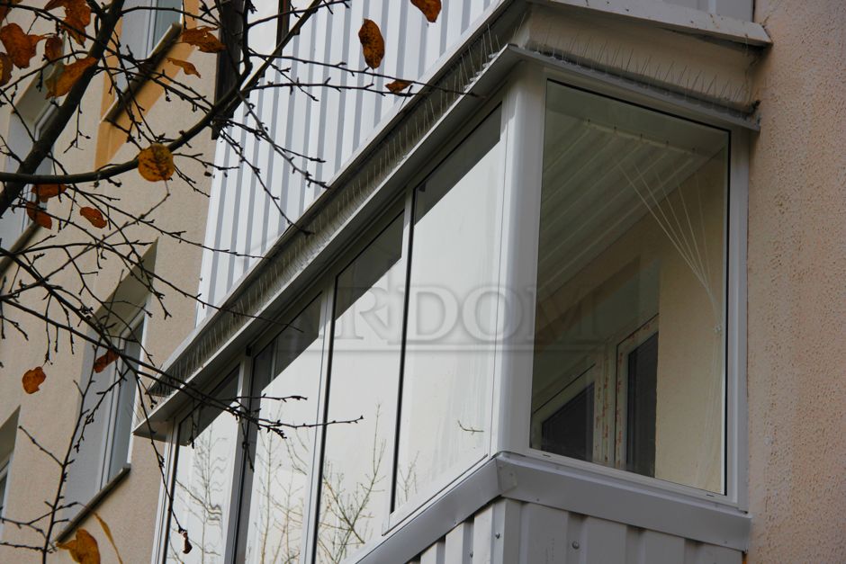 Раздвижная рама на балкон в Хрущевку - холодное остекление алюминиевым профилем