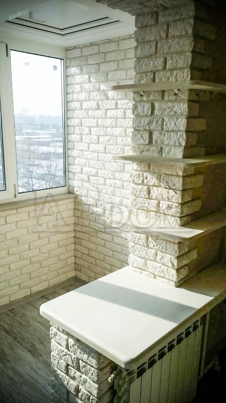 присоединение лоджии декоративный камень кирпич на балкон