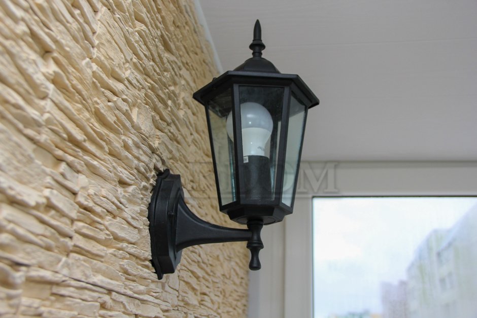 Фото отделки балкона декоративным камнем светильник под старину черный