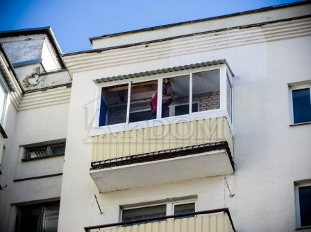 Утепление и монтаж крыши на балконе в Хрущевке