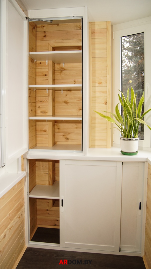 Раздвижной шкаф на балконе и отделка деревянным штилем