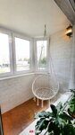 Ремонт балкона. Декоративный белый камень, пробковый пол, подвесное кресло, камин, Минск 114