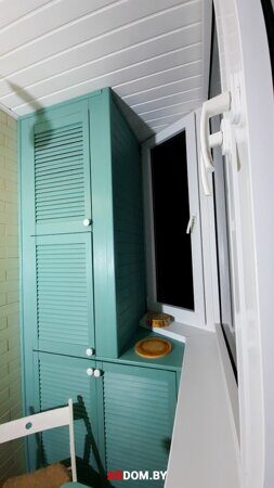 Деревянный Жалюзийный шкаф - Покраска в цвет - Ремонт маленькой лоджии в Минске
