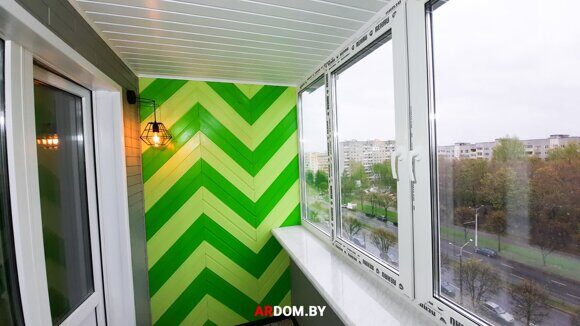 Евровагонка с торцеванием и покраской в зеленые и салатовые оттенки - креативный интерьер балкона с деревом 