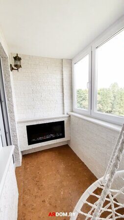Заказать ремонт балкона Декоративный белый камень, пробковый пол, подвесное кресло, камин, Минск 114