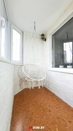Интерьер лоджии 3 метра  с подвесным креслом и белый декоративный камень