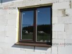 окно ПВХ размером 1,2х1,5 коричневого цвета в доме