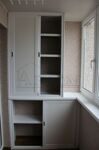 Раздвижной шкаф до потолка - на 6 полок и отделка штукатуркой