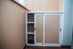 отделка пластиком и шкаф на балконе в цвет стен