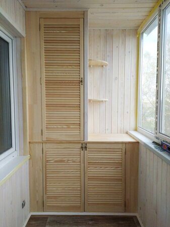 деревянный шкаф с жалюзийным фасадом