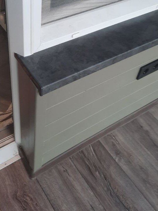 derevo-balkon-pokraska-podokonniki-kristalit-2208_1